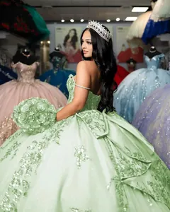 Vue détaillée d'une robe de bal luxueuse vert clair à paillettes avec couronne et bouquet