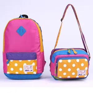 Vista detallada de mochila de retazos colorida y bolso bandolera de lunares a juego