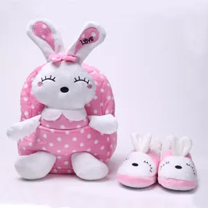 Vista detallada de mochila de conejo de peluche rosa con lunares y zapatillas a juego