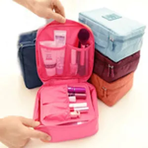 Detalle de neceser de maquillaje rosa abierto con pinceles y opciones de colores apilables