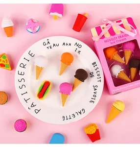 Primer plano de borradores creativos de helados y postres en una caja de regalo rosa pastel