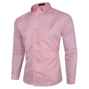 Elegante camisa de hombre de manga larga entallada en color rosa claro para estilo casual