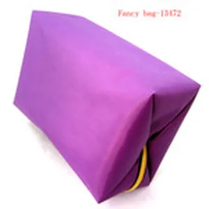Vista lateral detallada de una cartera de cuero PU púrpura con diseño 3D único