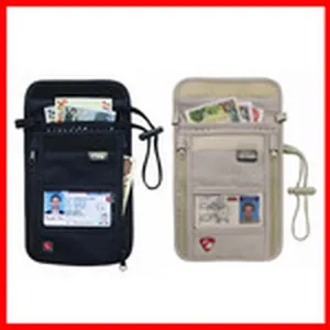 Vista detallada de bolsos de cuello para viaje negros y beiges con varios compartimentos.