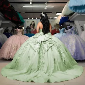 Robe de bal élégante vert menthe avec paillettes et détail nœud au dos