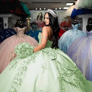 Robe de bal luxueuse vert menthe avec sequins et design à épaules dénudées élégante