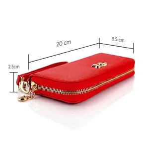 Vista detallada de la cartera larga de cuero PU rojo para mujer con un lazo