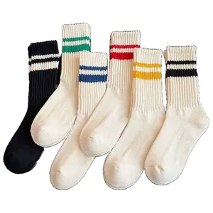 Calzini sportivi retrò in cotone a righe da uomo in vari colori per uso quotidiano.