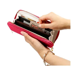 Detalle del interior de la cartera larga de cuero PU rosa con ranuras para tarjetas y cremallera