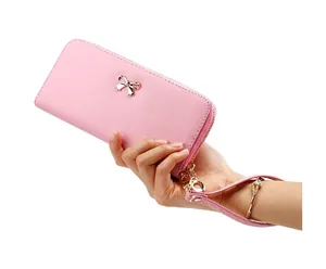 Elegante billetera larga de cuero PU rosa con detalle de lazo dorado en la mano