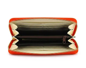 Detalle del interior de cartera larga de PU naranja con ranuras para tarjetas.