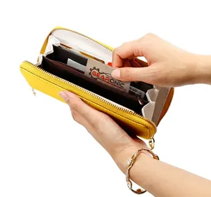 Detalle de las ranuras para tarjetas dentro de una cartera larga de cuero PU amarillo