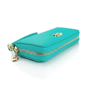 Vista detallada de la cartera larga de cuero PU turquesa con lazo dorado y cremallera