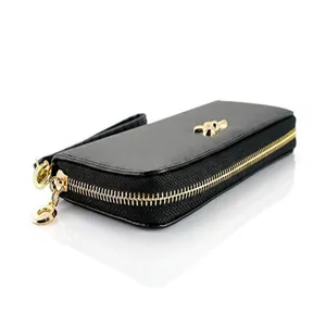 Primer plano de una elegante cartera larga de cuero PU negro con un lazo dorado