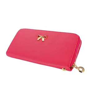 Cartera larga para mujer en cuero PU rosa con lazo dorado y cierre de cremallera.