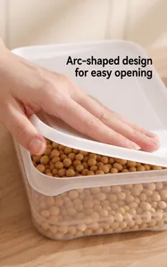 Primer plano de una mano abriendo un contenedor de cereales transparente y cuadrado.