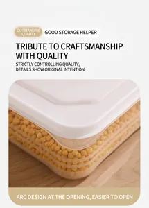 Primer plano de contenedor cuadrado transparente con tapa curva diseñada para fácil apertura.