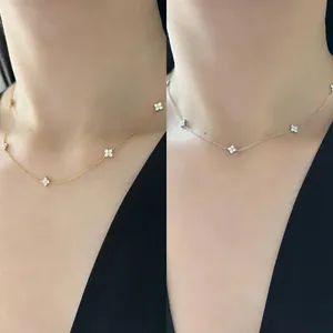 Elegante collana a quadrifoglio con pietre brillanti in finitura oro e argento puro