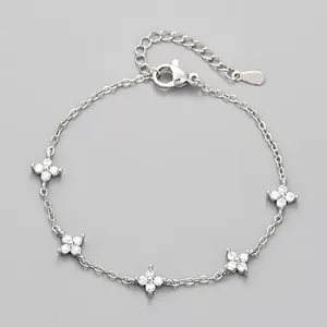 Elegante bracciale a quadrifoglio in argento con brillanti pietre di zirconi.