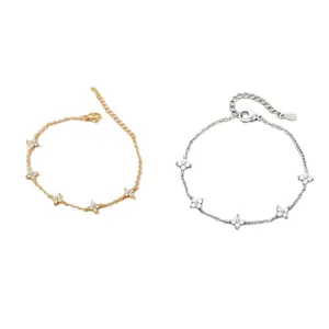 Due braccialetti minimalisti a quadrifoglio in finitura oro e argento con pietre brillanti.