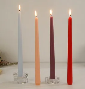 Gros plan de bougies flambeaux Morandi de 30 cm allumées pour un dîner romantique