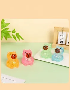 Vista detallada de coloridos juguetes squishy Capybara con purpurina para el estrés