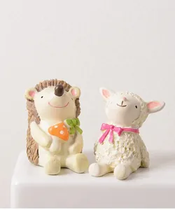 Vue macro détaillée de figurines mignonnes de hérisson et d'agneau en résine pour décoration