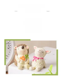 Vue macro détaillée de figurines mignonnes de hérisson et d'agneau en résine pour décoration