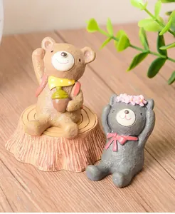 Gros plan de figurines d'ours en résine pour la décoration de la maison et du jardin