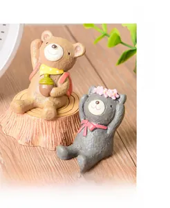 Gros plan de figurines d'ours en résine pour la décoration de la maison et du jardin