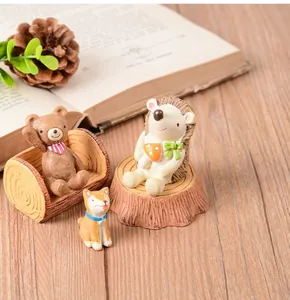 Vue détaillée de figurines d'animaux en résine, ours et hérisson, pour la décoration