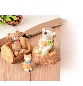 Vue détaillée de figurines d'animaux en résine, ours et hérisson, pour la décoration