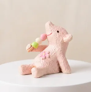 Vue macro d'une figurine de cochon rose en résine pour la décoration intérieure