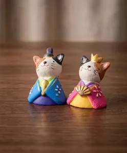 Détail en gros plan d'une paire de figurines de chat en résine pour la décoration