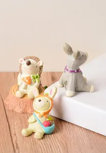 Vue détaillée de figurines en résine de hérisson, lapin et âne pour décoration intérieure