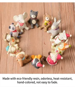 Vue détaillée de douze jolies figurines d'animaux en résine disposées en cercle décoratif
