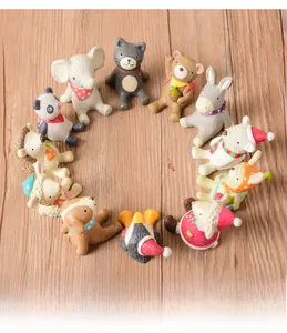Vue détaillée de douze jolies figurines d'animaux en résine disposées en cercle décoratif