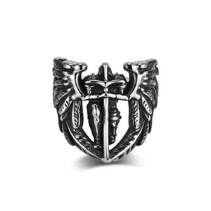 Detailweergave van een vintage roestvrijstalen ring met zwaard- en vleugelontwerp