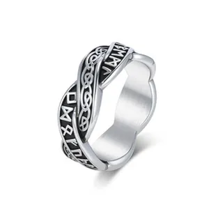Detail van een titanium stalen ring met gegraveerde Vikingrunen en Keltische knoopmotieven.