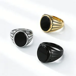 Detailweergave van drie vintage titaniumstalen ringen met zwarte ovale onyx-inleg