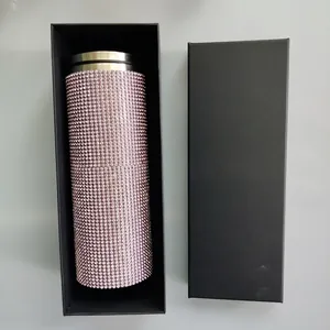 Dettaglio del bicchiere termico 20oz in acciaio con strass rosa in una scatola regalo nera