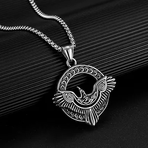 Gros plan détaillé de haute qualité d'un pendentif corbeau d'Odin Viking en acier