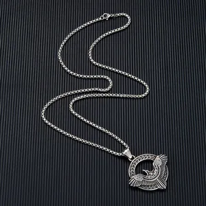 Vue détaillée d'un pendentif corbeau d'Odin Viking en acier titane avec une chaîne