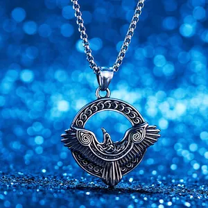 Gros plan du pendentif corbeau d'Odin viking en acier inoxydable avec nœuds celtiques