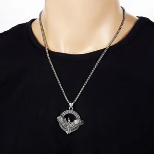 Vue détaillée du pendentif corbeau d'Odin viking sur un collier de chaîne en argent