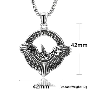 Vue détaillée du pendentif corbeau Odin viking en acier montrant la taille 42mm et poids 19g
