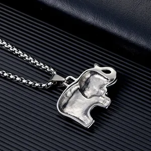 Gros plan détaillé montrant l'arrière d'un collier avec pendentif éléphant en acier