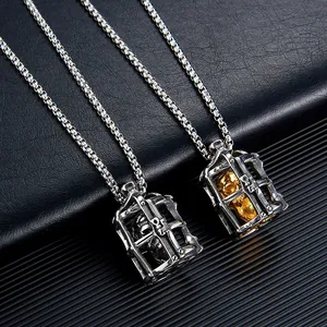Vue détaillée des pendentifs cage crâne en acier inoxydable pour hommes, argent et or.