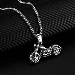 Vue macro du pendentif moto détaillé en acier inoxydable sur chaîne vénitienne