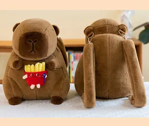 Detaillierte Vorder- und Rückansicht eines Capybara-Plüschrucksacks mit Pommes-Zubehör